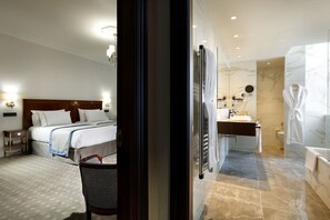 Ropa de cama de alta calidad y minibar 