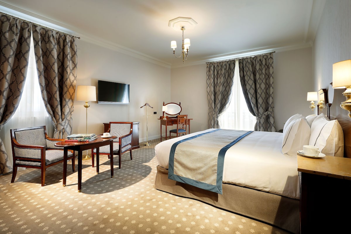 Junior Suite | 1 bedroom, premium bedding, minibar, in-room safe