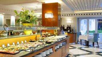Desayuno buffet diario (EUR 24 por persona)
