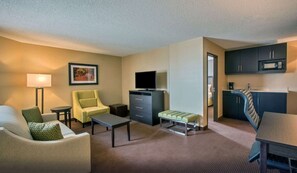 Suite, 1 kingsize bed met slaapbank, niet-roken | Een bureau, een laptopwerkplek, verduisterende gordijnen