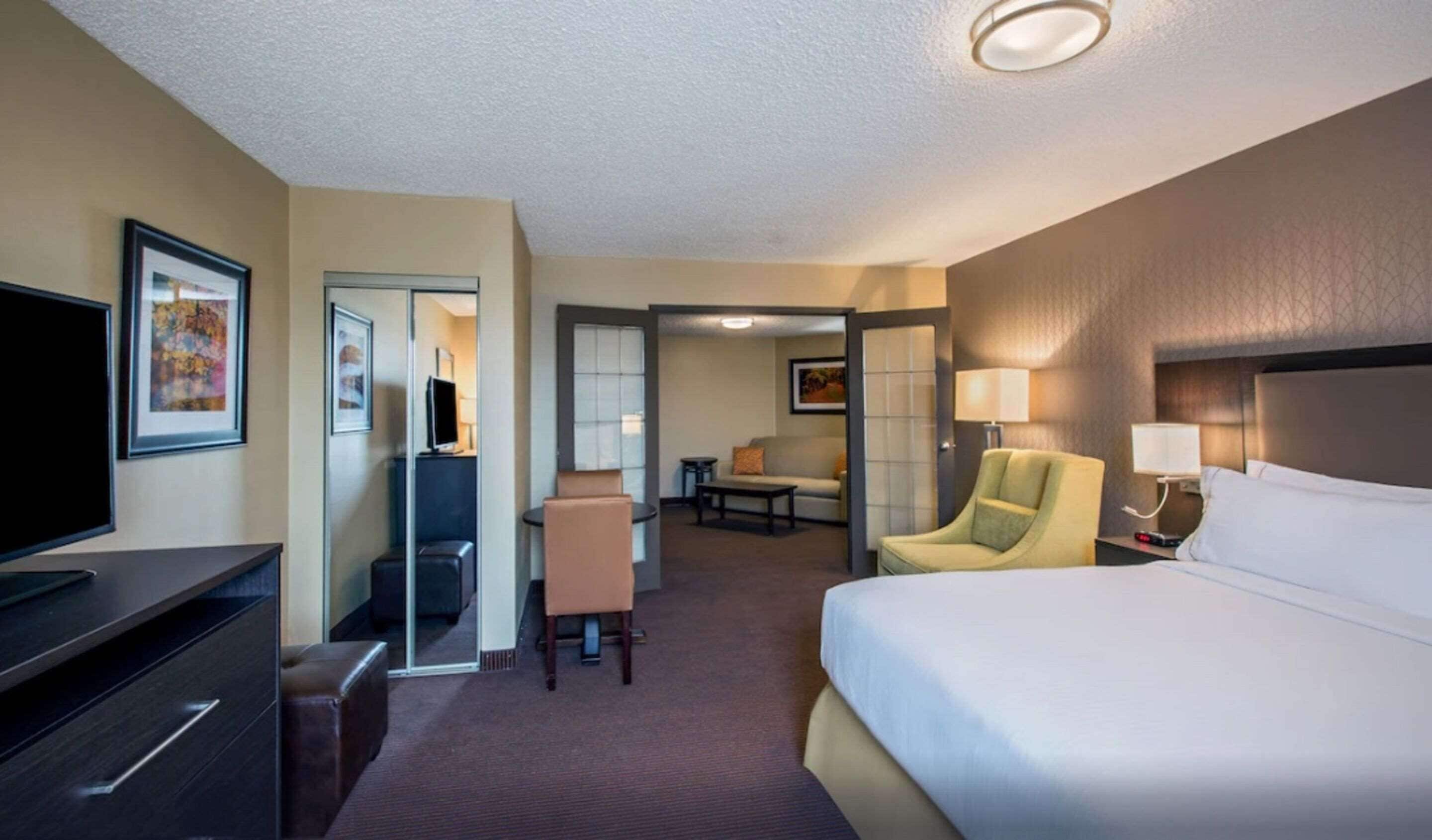 Escritorio, espacio para trabajar con laptop y cortinas blackout 