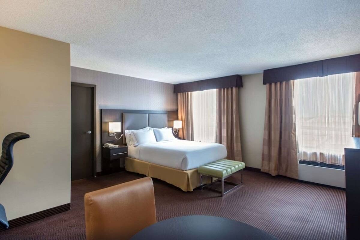 standard room, 1 queen bed, non smoking | desk, laptop workspace, blackout curtains, soundproofing