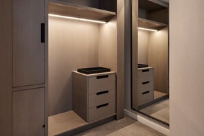 1 bedroom, Frette Italian sheets, premium bedding, minibar