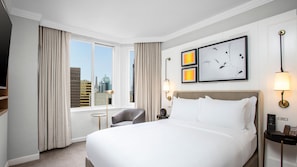 Deluxe-Zimmer, 1 Queen-Bett, Stadtblick | Italienische Bettbezüge von Frette, hochwertige Bettwaren, Minibar
