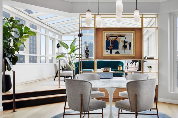 Suite, 1 Schlafzimmer (View) | Italienische Bettbezüge von Frette, hochwertige Bettwaren, Minibar
