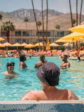 Piscine extérieure, tentes de plage, parasols de plage