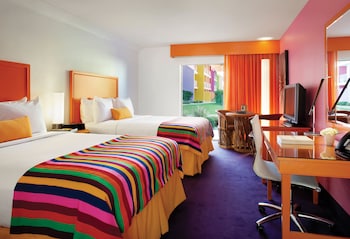 Hypo-allergenic bedding, minibar, in-room safe, desk at The Saguaro Palm Springs