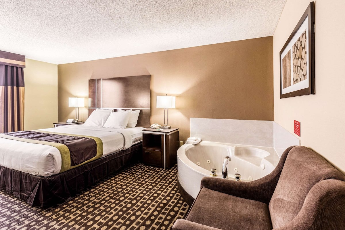 in-room safe, desk, iron/ironing board, free wifi