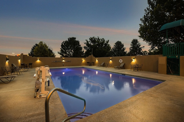 Una piscina al aire libre de temporada