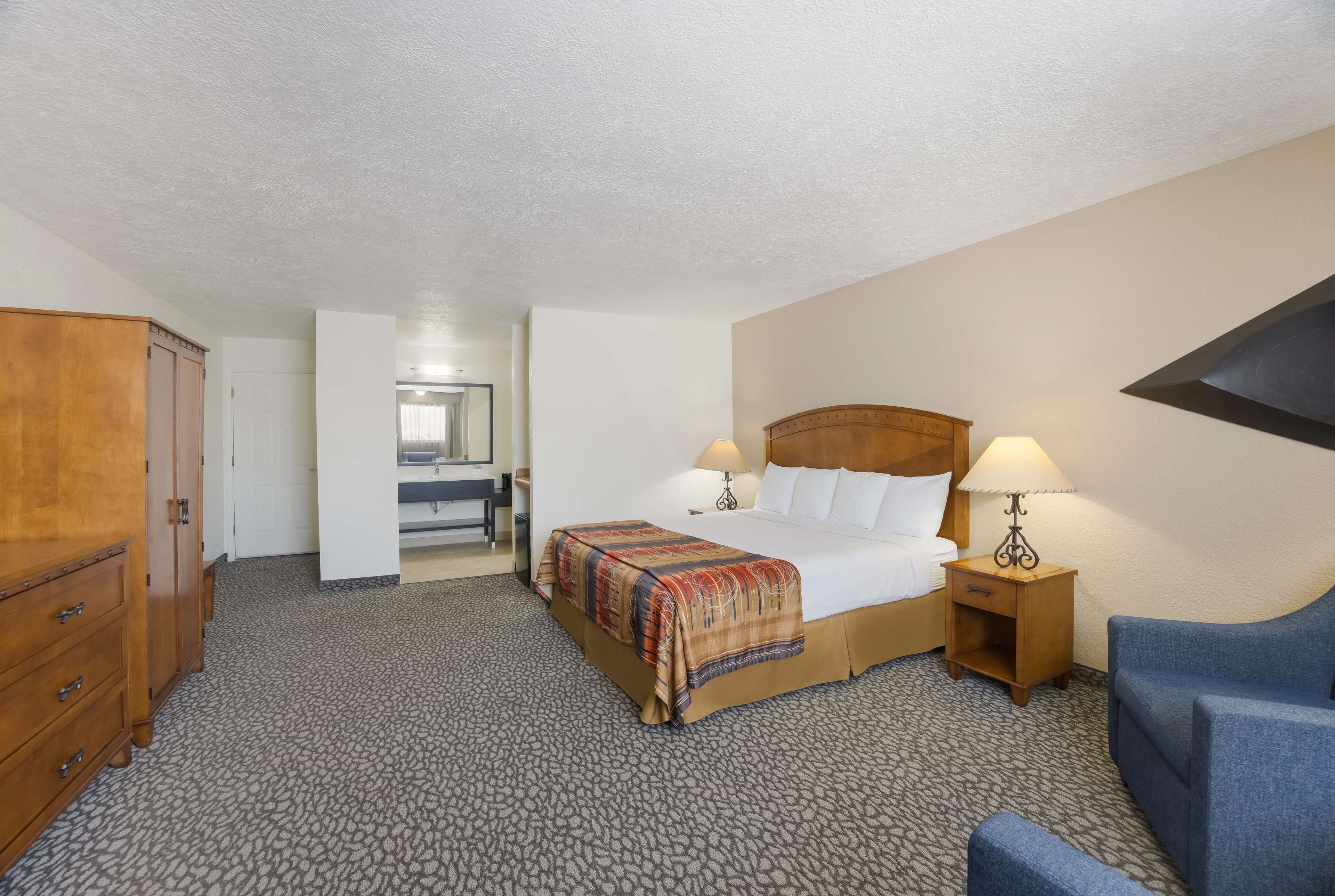 executive room, 1 king bed, non smoking, refrigerator | iron/ironing board, wifi, bed sheets