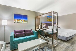 スタンダード ルーム キングベッド 1 台 禁煙 冷蔵庫 & 電子レンジ (Larger Room;with Sofabed) | デスク、ノートパソコン用作業スペース、アイロン / アイロン台、可動式ベッド