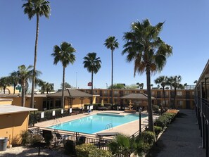 Una piscina al aire libre de temporada