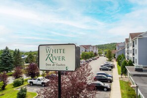 Exterior - White River Inn and Suites (White River Junction)