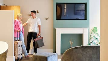 Serves lunch and dinner