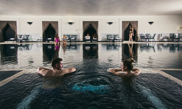 Piscine couverte, chaises longues