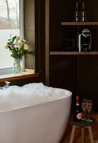 双人房 | 浴室 | 淋浴设施、名牌洗护用品、吹风机、浴袍