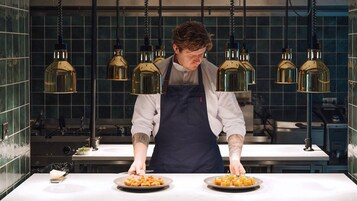 Se sirven desayunos, almuerzos y cenas; cocina británica