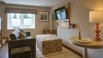 Executive Suite, 1 Double Bed | Living area | 37-inch flat-screen TV with digital channels, TV