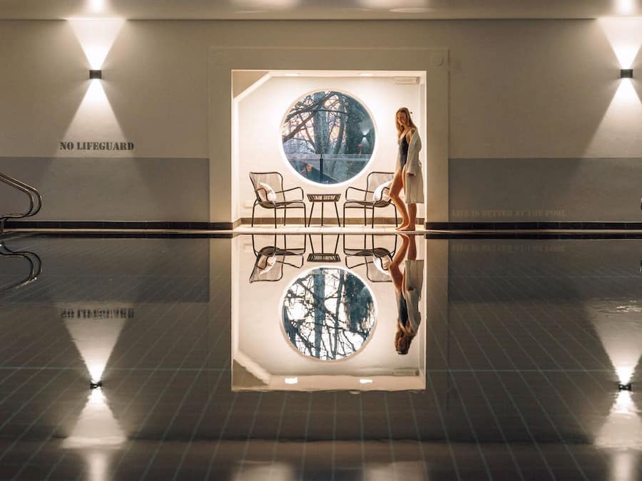 Indoor pool, sun loungers