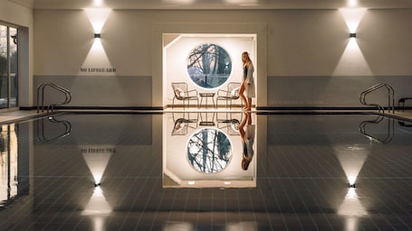 Una piscina techada, sillones reclinables de piscina. Fairlawns Hotel and Spa