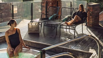 Behandelingskamers voor koppels, een sauna, een stoombad