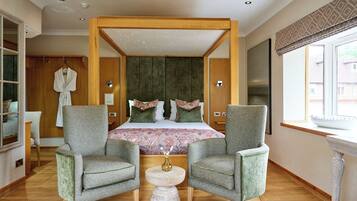 4 Poster Double  | In-room safe, desk, soundproofing, iron/ironing board