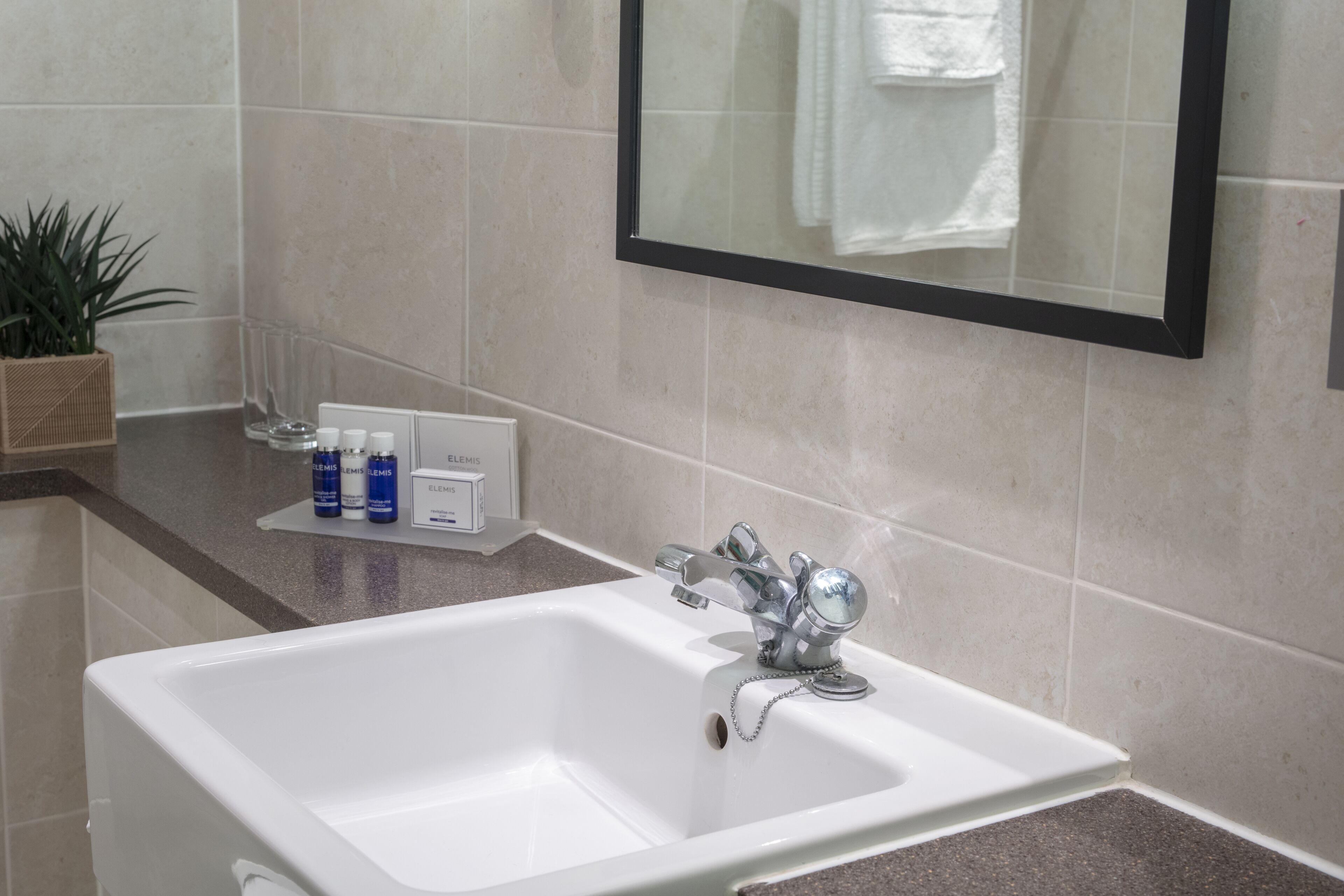 superior double room | bathroom | combined shower/bathtub, free toiletries, hair dryer, towels