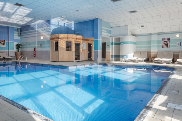 Piscina coperta, lettini