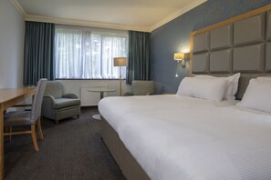 Dobbeltrom – deluxe | Sengetøy av topp kvalitet, skrivebord og blendingsgardiner