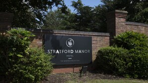 Señal del Hotel Stratford Manor, parte de The Hotels Collection, con un logo de cisne.