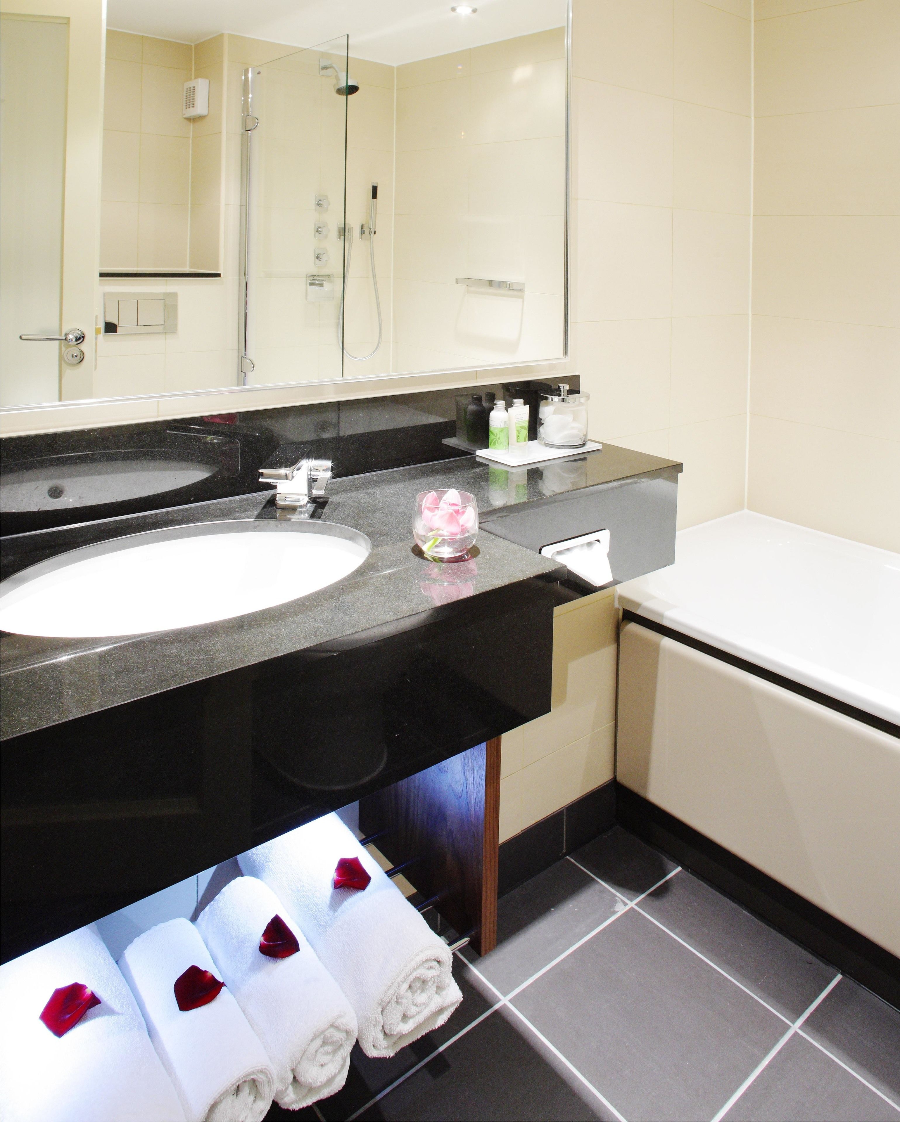 combined shower/bathtub, free toiletries, hair dryer, towels