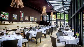 Breakfast and dinner served