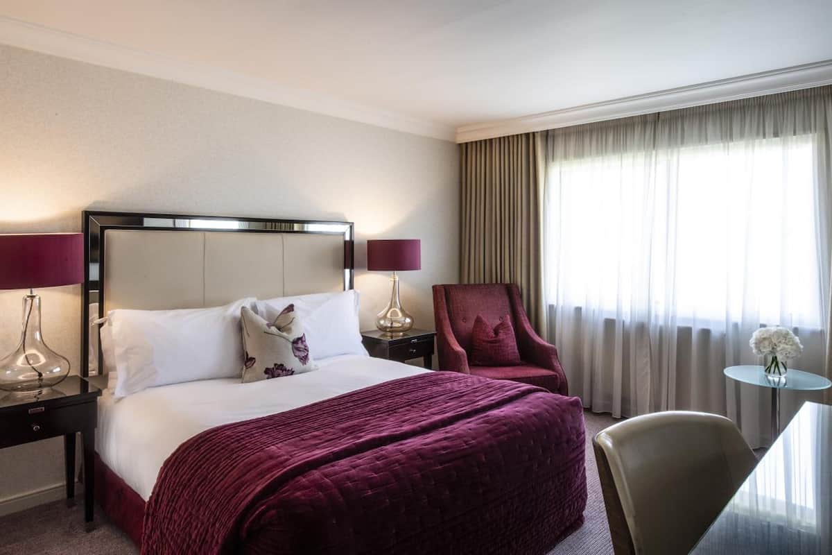 Chambre Deluxe, 1 grand lit | Coffre-fort, bureau, fer et planche à repasser, accès au Wi-Fi (inclus)