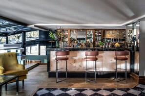 2 bars/lounges