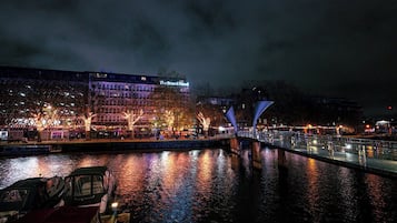 Vista del río del Hotel Bristol, con un puente y barcos.