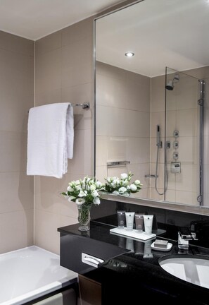Tina con regadera, amenidades de baño gratuitas, secadora de cabello