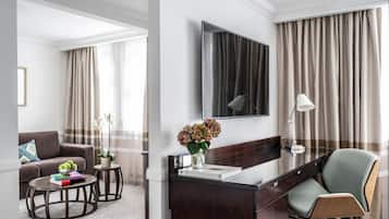 Studio Suite, 1 King Bed | In-room safe, desk, iron/ironing board, free WiFi