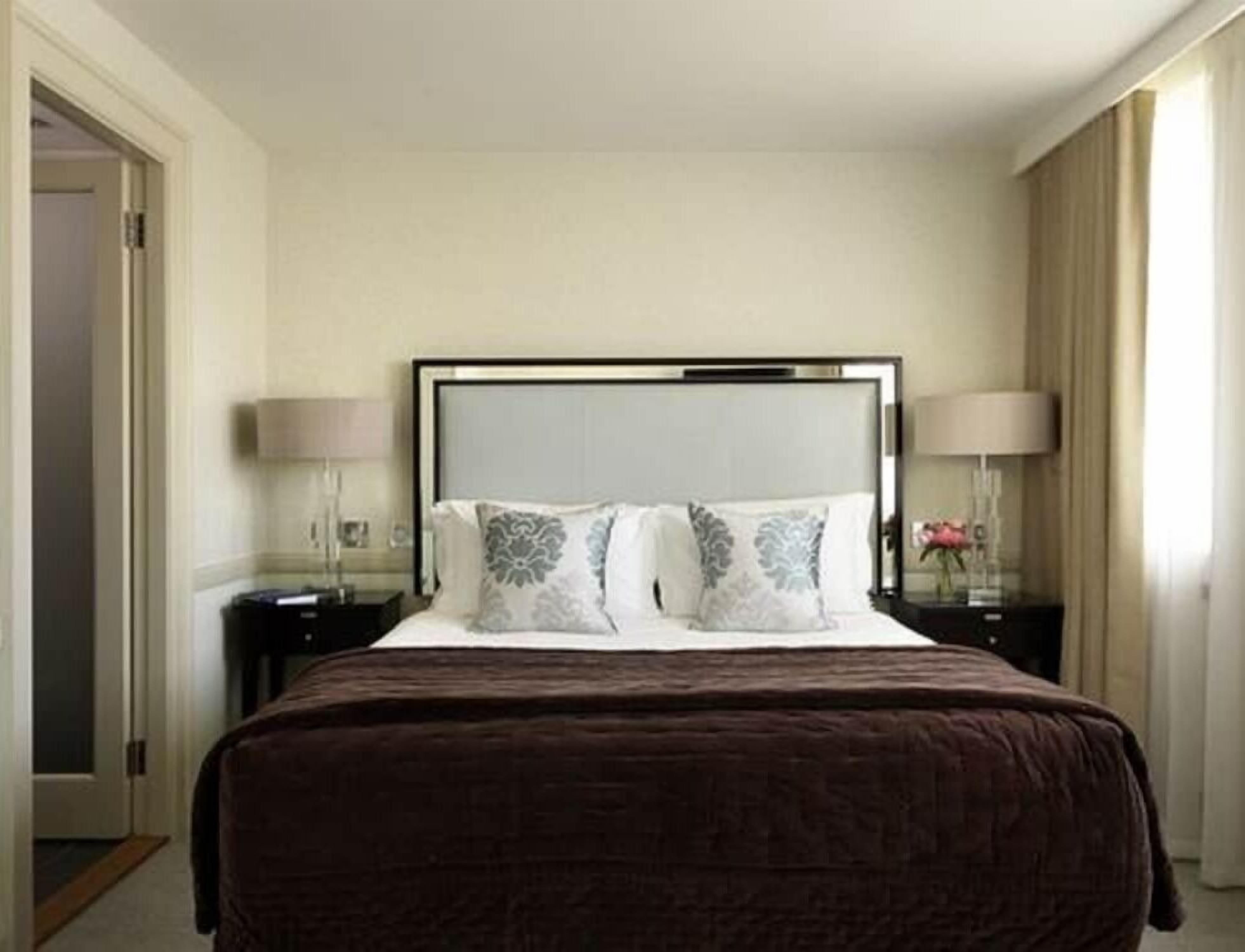 In-room safe, desk, iron/ironing board, free WiFi