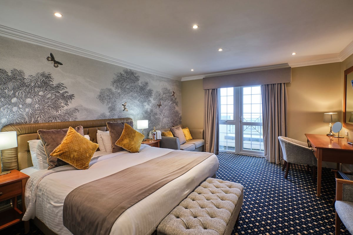 Caja de seguridad en la habitación y escritorio