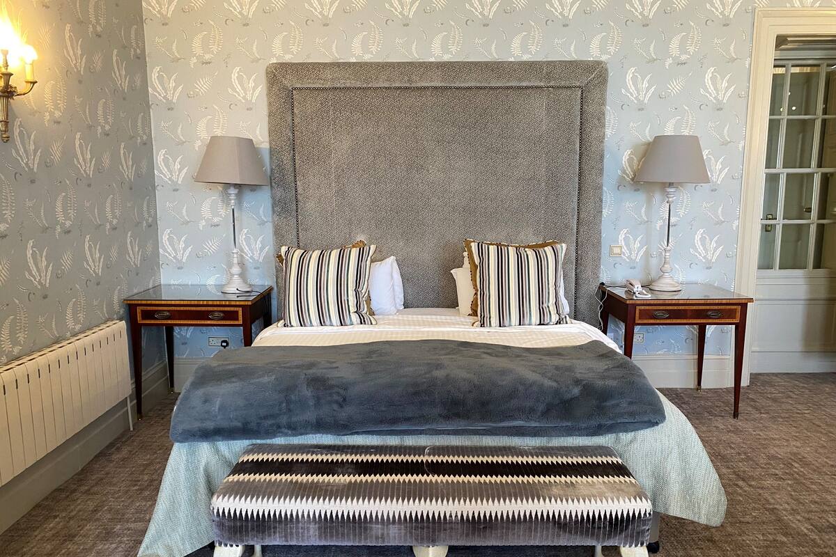 Junior Suite | In-room safe, desk, laptop workspace, iron/ironing board