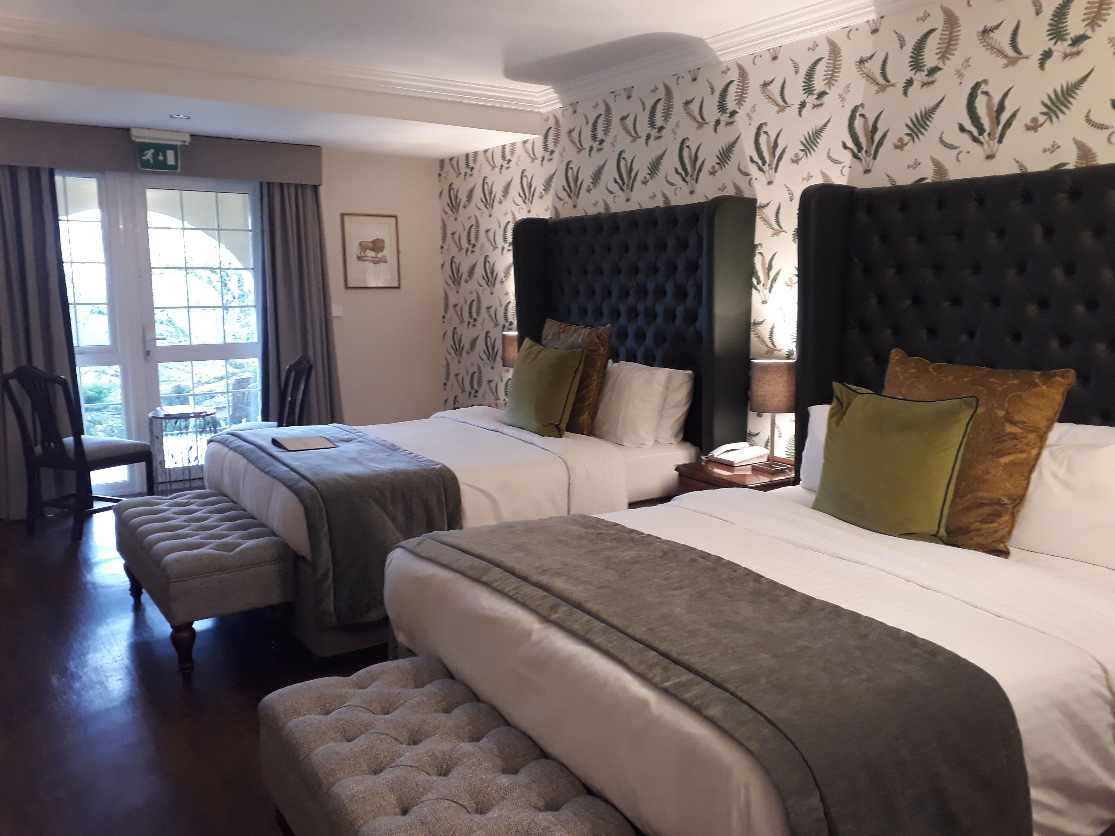 Zimmersafe, Schreibtisch, laptopgeeigneter Arbeitsplatz