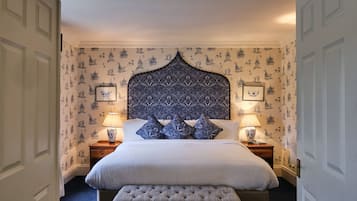 Superior suite | Een kluis op de kamer, een bureau, een laptopwerkplek