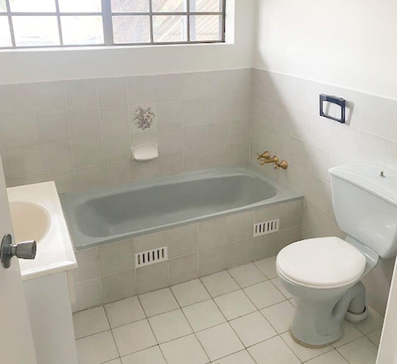 A bathroom with a bathtub, toilet, and sink.