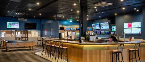 3 bars/lounges