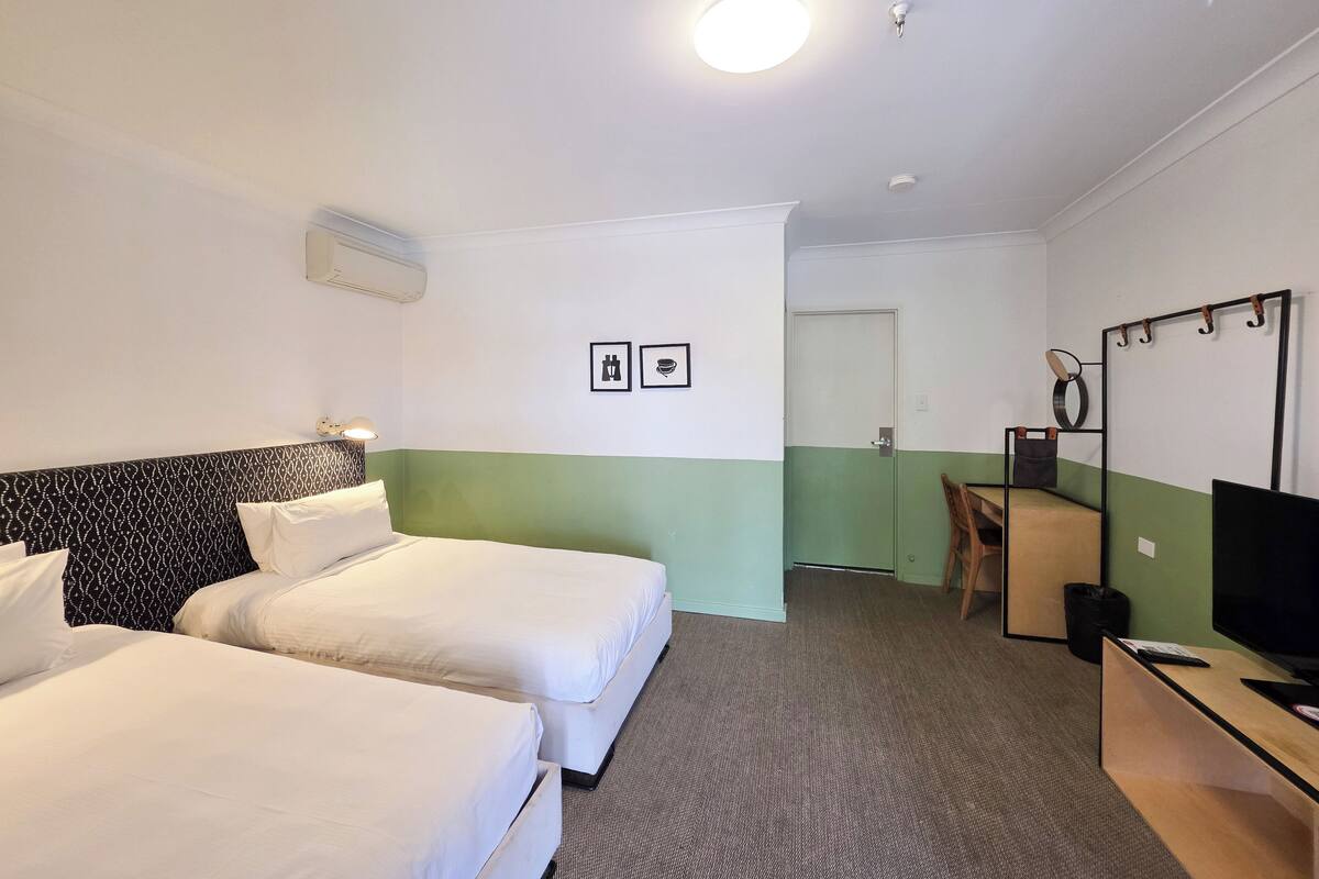 Toro Suite (One Bedroom) | Iron/ironing board, bed sheets