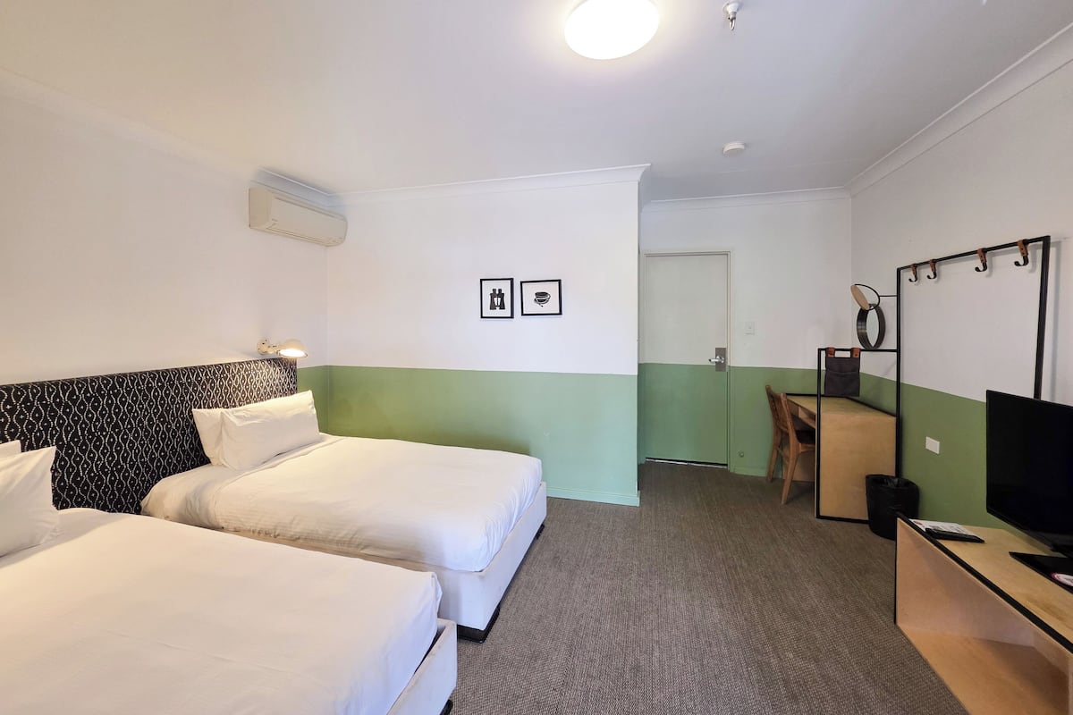 Standard Room, Family | Bureau, espace de travail pour ordinateur portable