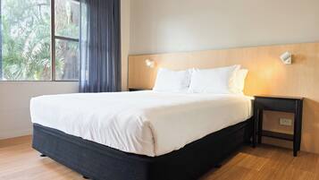 Escritorio y espacio para trabajar con laptop