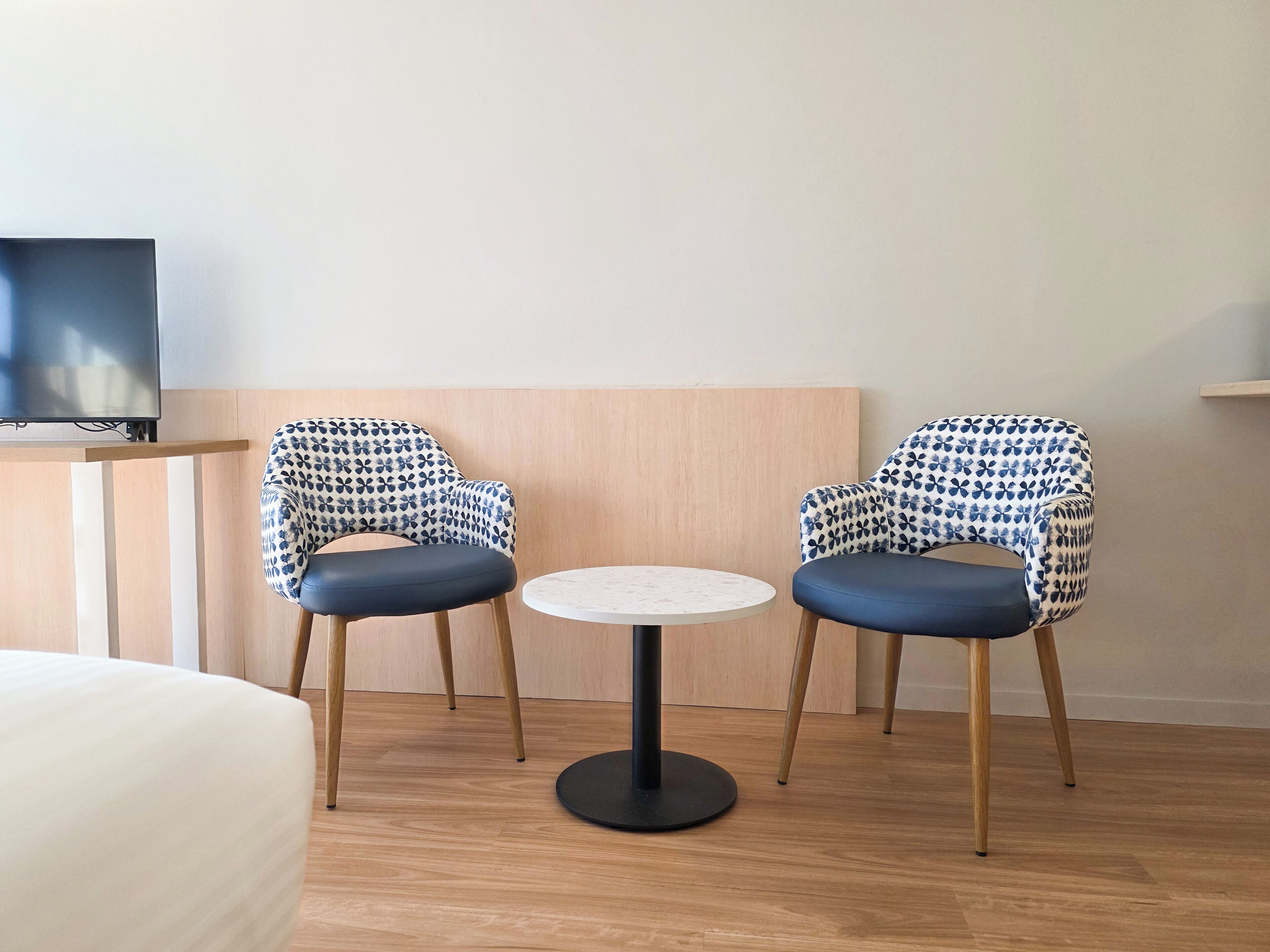 مكتب ومساحة عمل للكمبيوتر المحمول ومكواة/لوح كي وملاءات أسرّة