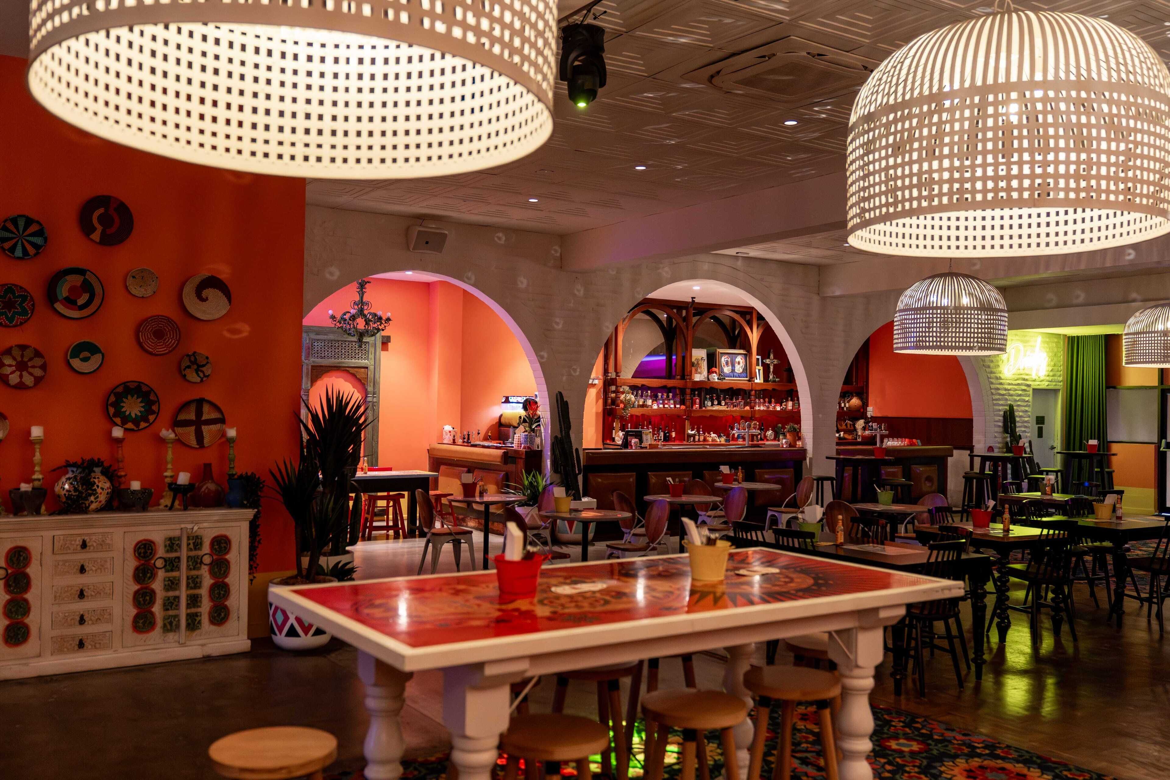 2 개의 레스토랑, 점심 식사, 저녁 식사 제공(미국 요리)