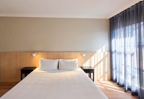 Escritorio y espacio para trabajar con laptop 